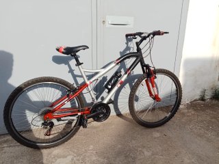 Bicicleta de montaña gris y roja lista para rodar