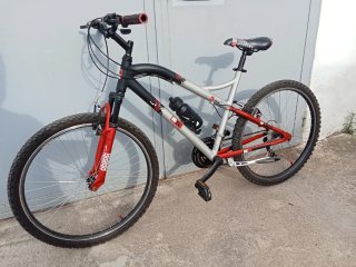 Bicicleta de montaña gris y roja lista para rodar