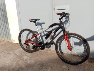 Bicicleta de montaña gris y roja lista para rodar