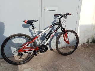 Bicicleta de montaña gris y roja lista para rodar