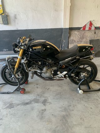 Ducati Monster Negra y Dorada