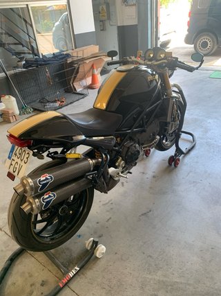 Ducati Monster Negra y Dorada
