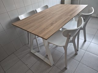 Mesa de cocina y 4 sillas blancas ,