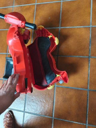 Moto correpasillos roja