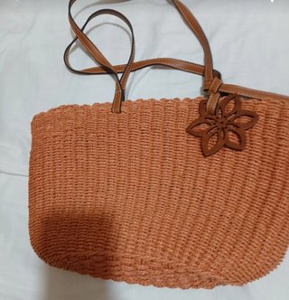 Bolso de rafia con detalle de flor
