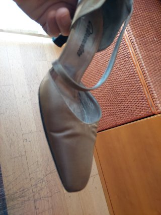 Zapatos Manolita dorados tacón
