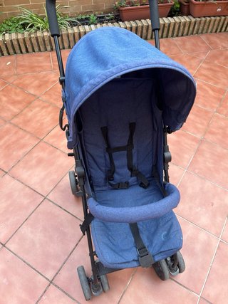 Carrito de bebé azul tipo bastón