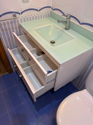Mueble de baño blanco con lavabo