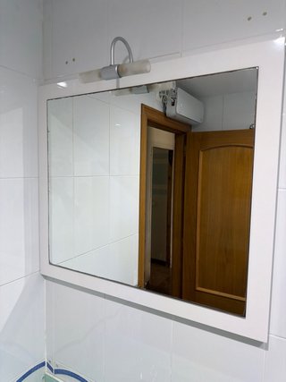 Mueble de baño blanco con lavabo