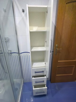 Mueble de baño blanco con lavabo