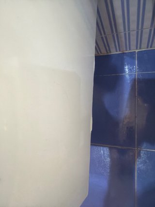 Mueble de baño blanco con lavabo