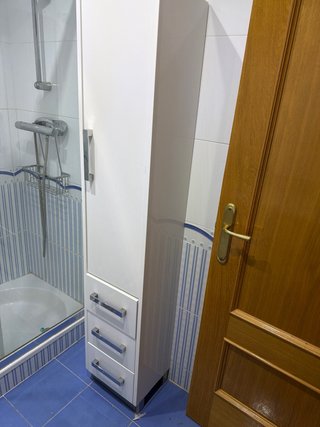 Mueble de baño blanco con lavabo