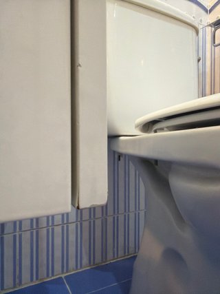 Mueble de baño blanco con lavabo