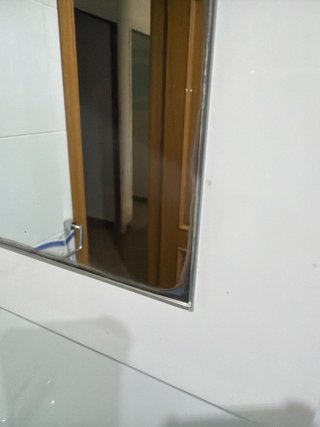 Mueble de baño blanco con lavabo