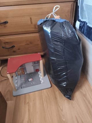 Se regala bolsa de juguetes y peluches.