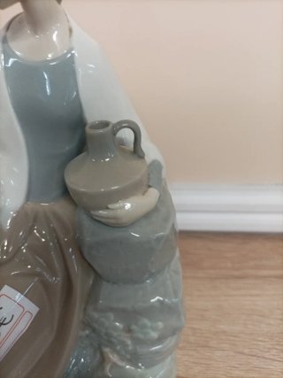 Figura Nao Lladro cerámica mujer leyendo