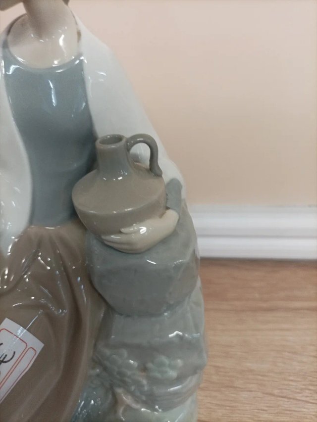 Figura Nao Lladro cerámica mujer leyendo