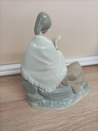 Figura Nao Lladro cerámica mujer leyendo