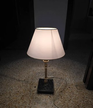 Lámpara vintage de sobremesa en latón y mármol