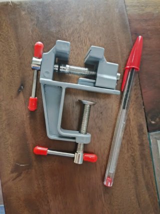 Mordaza de mesa pequeña gris