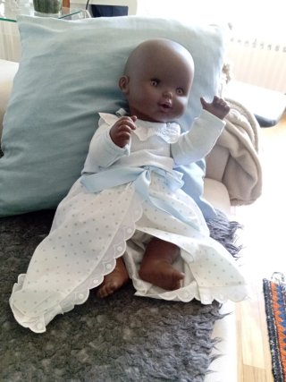 Muñeco bebé con vestido blanco y azul