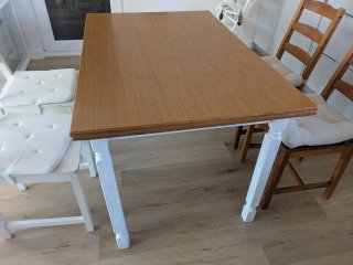 Mesa comedor extensible y sillas madera y blanco