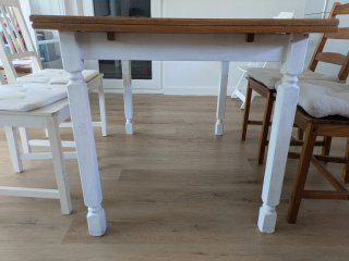 Mesa comedor extensible y sillas madera y blanco