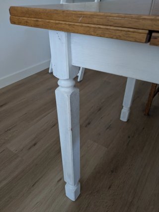 Mesa comedor extensible y sillas madera y blanco