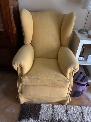 Sillón orejero amarillo tela