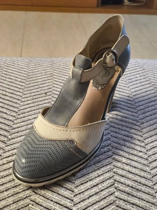 Zapatos de tacón beige y grises