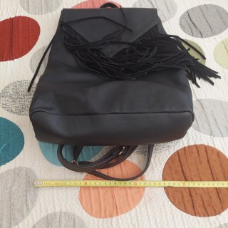 Mochila negra con flecos nueva