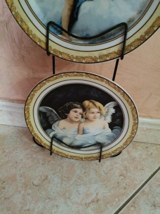 Vecchi piatti decorativi porcellana con supporto
