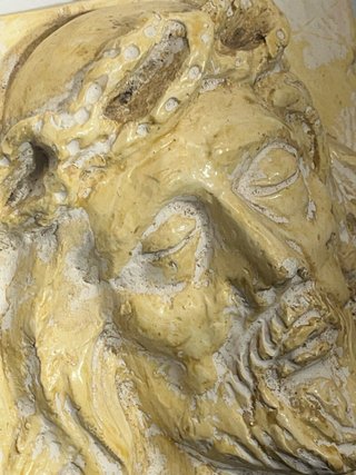 Antiguo relieve de Cristo en escayola