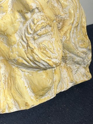 Antiguo relieve de Cristo en escayola