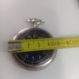 Reloj de bolsillo con numeración hebrea