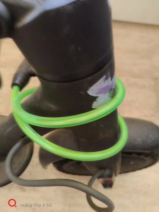 Patín eléctrico con cargador y ruedas antipinchazo