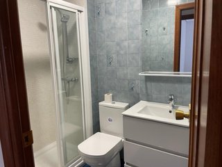 Piso de 3 habitaciones, 2 baños, salón y cocina