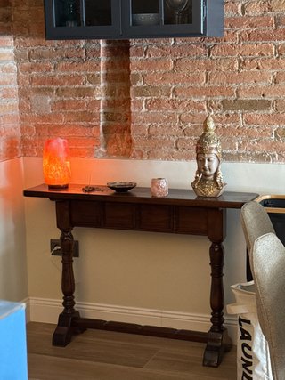 Mesa recibidora de madera y piedra