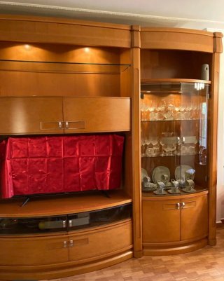 Mueble de salón con vitrina mesa plegable