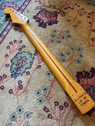 Mastíl Stratocaster Allparts Lic. Fender