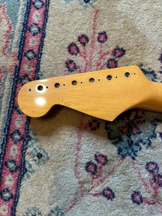 Mastíl Stratocaster Allparts Lic. Fender