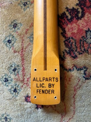Mastíl Stratocaster Allparts Lic. Fender