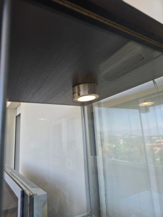 Vitrina de cristal y metal con luz