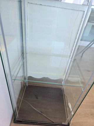 Vitrina de cristal y metal con luz