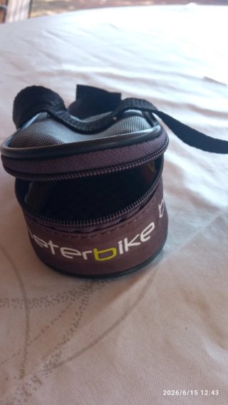 Soporte bidón y bolsa bici carretera