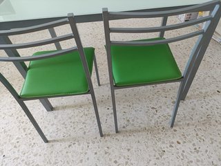 Mesa cristal y 4 sillas verdes