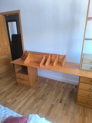 Escritorio madera maciza, cajoneras y estantería