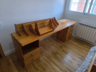 Escritorio madera maciza, cajoneras y estantería