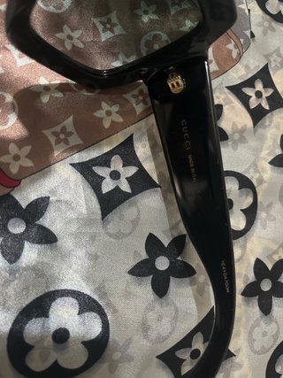 Gafas de sol Gucci negras y doradas