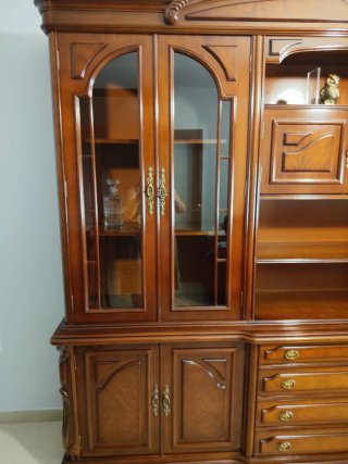 Mueble comedor clásico + mesa y sillas